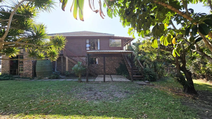 6 Bedroom Property for Sale in Cove Rock Eastern Cape